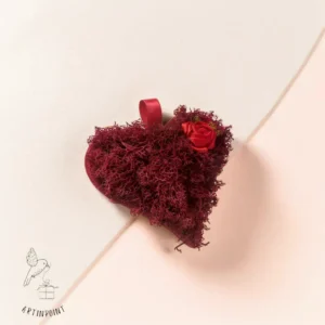 Small red Scandinavian moss shaped heart